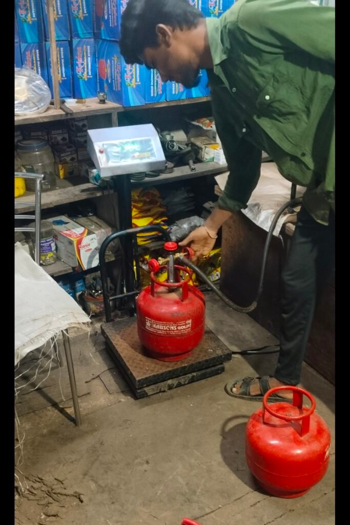 पिंपरी चिंचवड शहरामध्ये माळुंगे शिंदे वासुली, खालुंब्रे येथे अवैधरित्या गॅस भरणा केंद्राचा सुळसुळाट…….