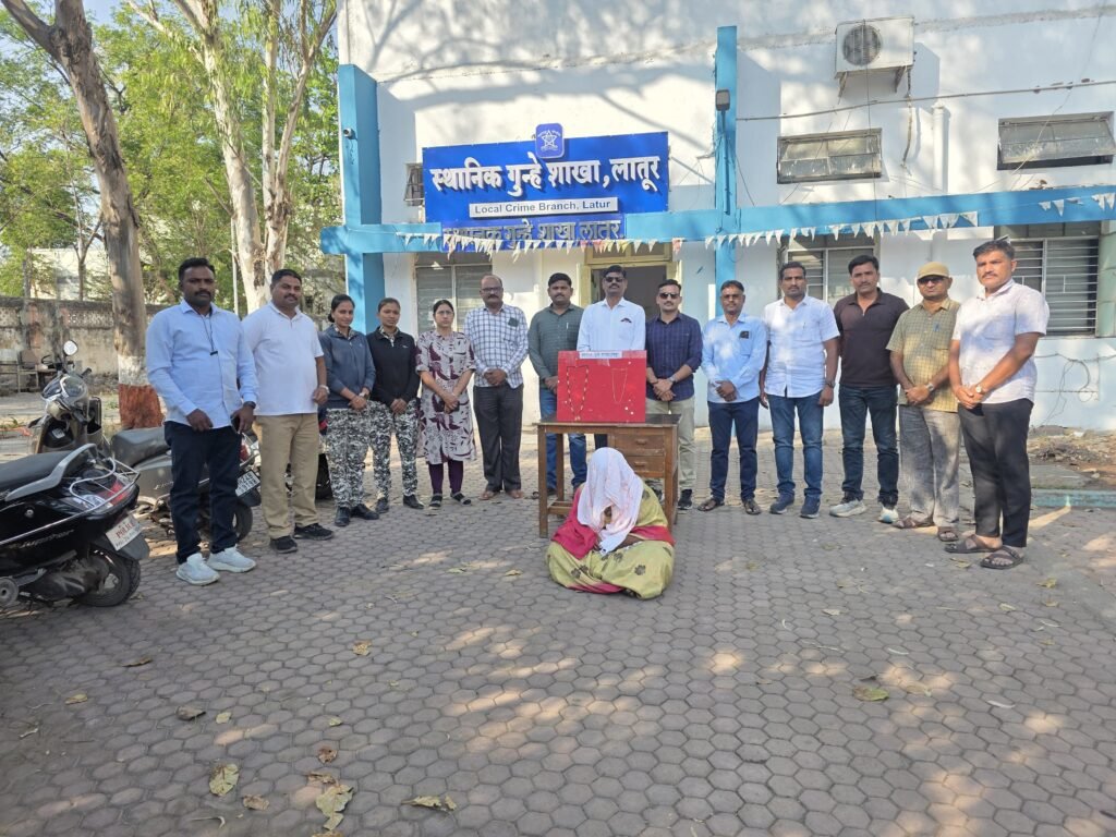 बसस्थानकातील गर्दीचा फायदा घेऊन महिलांच्या गळ्यातील दागिने चोरी करणाऱ्या टोळीवर स्थानिक गुन्हे शाखेची कारवाई