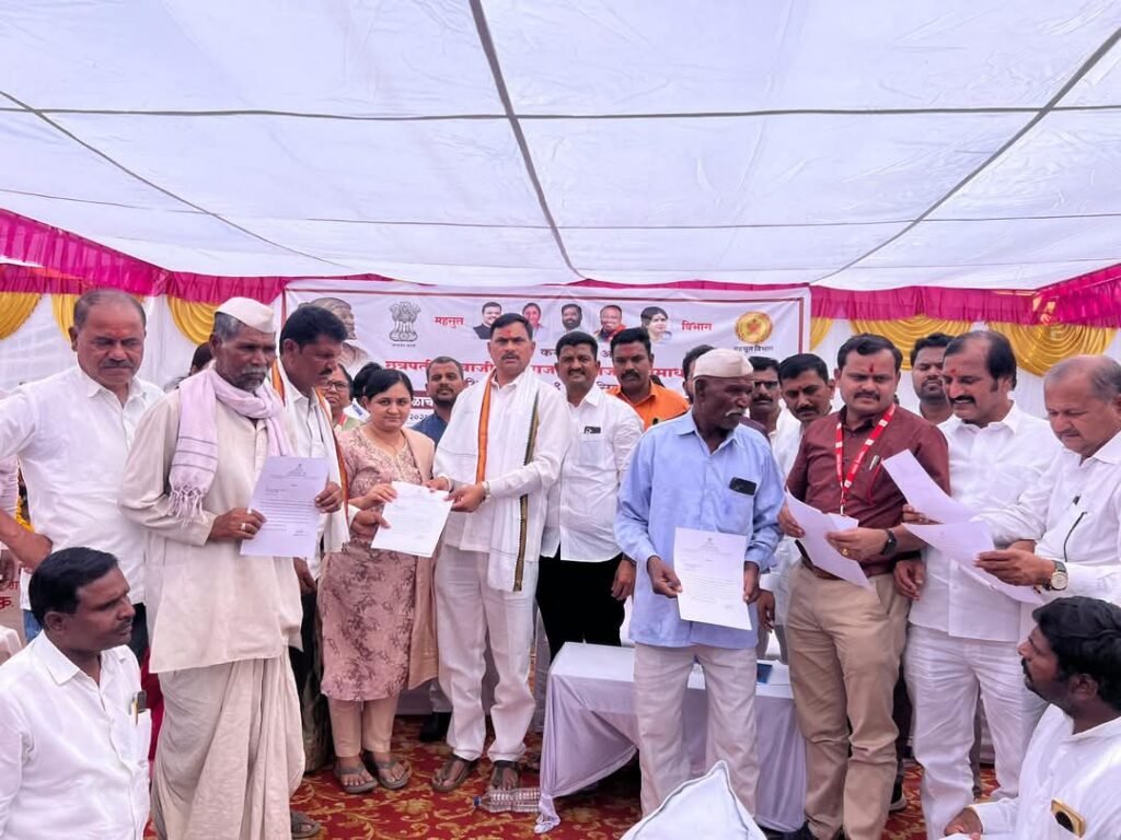 जामखेडमध्ये महसूल समाधान शिबिराला उत्स्फूर्त प्रतिसाद नागरिकांच्या समस्यांचे जागीच निराकरण