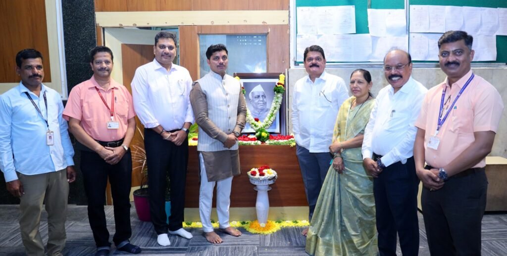 महाराष्ट्राचे पहिले मुख्यमंत्री यशवंतराव चव्हाण यांच्या जयंतीनिमित्त महापालिकेच्या वतीने अभिवादन…..*