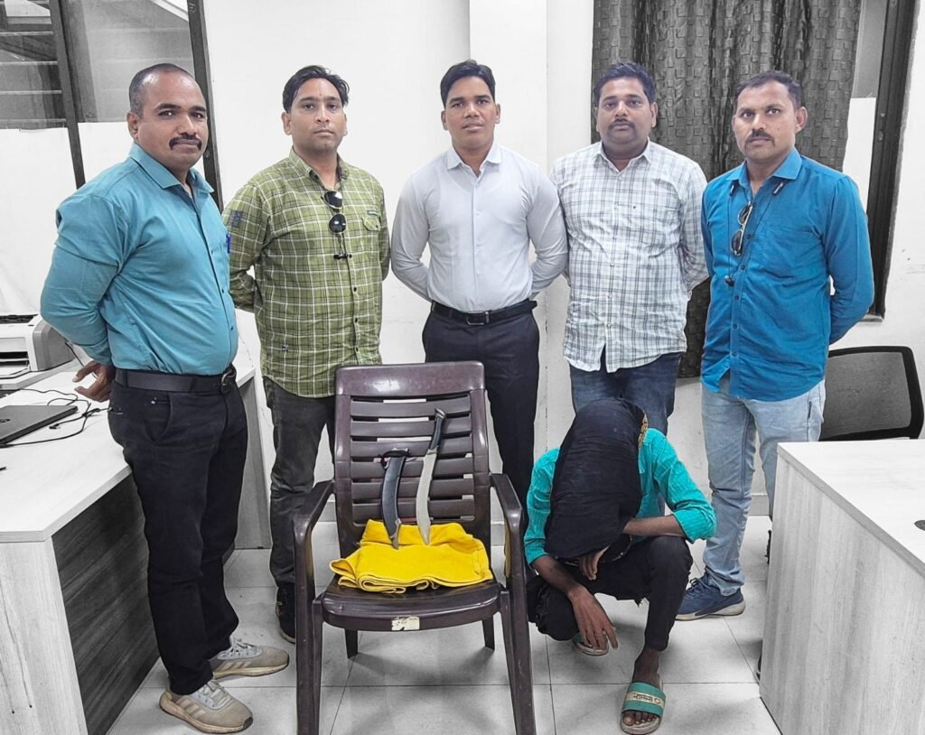 कमरेला खंजीर बाळगून फिरणा-या इसमावर गुन्हा दाखल