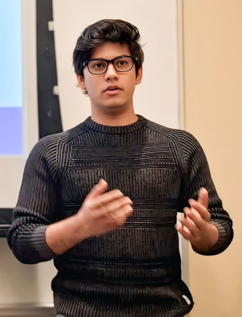 NEWS EXPRESS 18 | न्यूज एक्सप्रेस १८ विशेष बातमी पत्र **वेगाने… अचूक… तुमच्यापर्यंत!** ### 🎯 Fordham University मधून यावलच्या मनीष परदेशीची विशेष प्रावीण्यासह मास्टर पदवी; न्यूयॉर्कमध्ये सायबर सेक्युरिटी कंपनीत निवड!