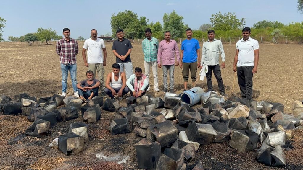 NEWS EXPRESS 18 | न्यूज एक्सप्रेस १८ विशेष बातमी पत्र **वेगाने… अचूक… तुमच्यापर्यंत!** ### ऑपरेशन प्रहार : सिंदखेड मोरेश्वर येथे हातभट्टी उद्ध्वस्त, २.०१ लाखांचा मुद्देमाल नष्ट! स्थानिक गुन्हे शाखा अकोलाची धडक कारवाई…