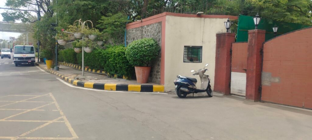 ## NEWS EXPRESS 18 | न्यूज एक्सप्रेस १८ विशेष बातमी पत्र **वेगाने… अचूक… तुमच्यापर्यंत!** आयुक्त बंगल्यापाशीच अवैध पार्किंगचा विळखा; मोठा अपघात झाल्यावरच प्रशासन जागे होणार का?….